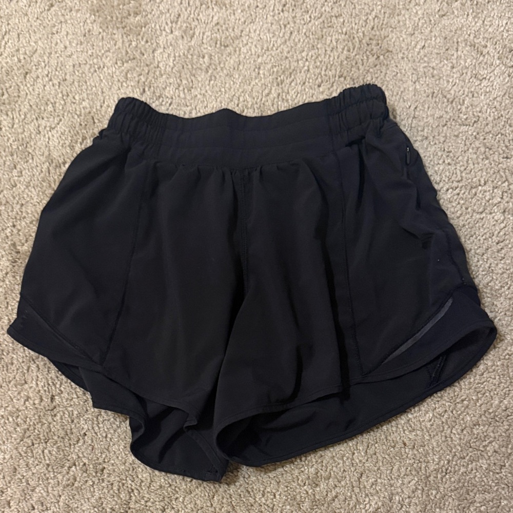 black lululemon hotty hot shorts (4in)